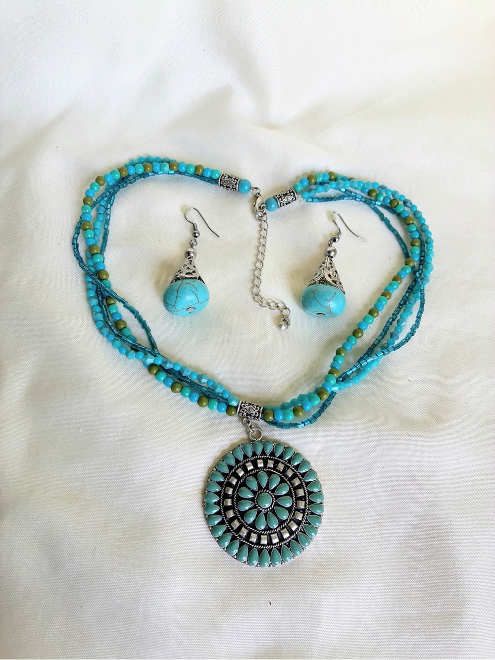 Faux Turquoise and silver tone jewelry set with turquoise color beads